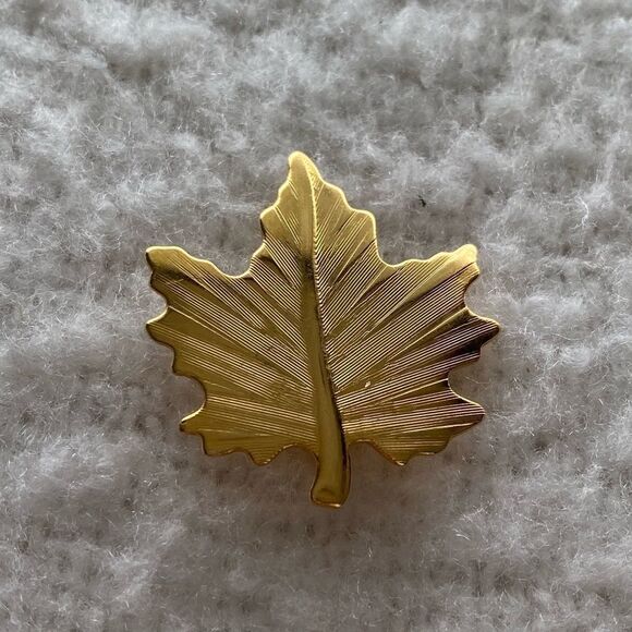 Vintage Small Gold Maple Leaf Pin Brooch - Picture 1 of 7